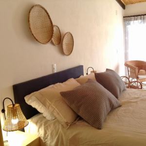 圣本图-杜萨普卡伊Casa do Galgo的一间卧室配有一张带枕头的床,墙上设有镜子