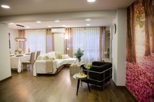 阿利坎特LUXURY New Apartment CITY CENTRE & BEACH, Alicante的客厅配有沙发和桌子