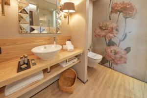 艾因萨Alojamientos Ainsa Sanchez的一间带水槽、卫生间和镜子的浴室