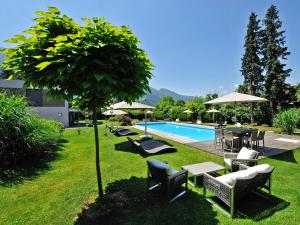 斯皮特安德劳墨西哥坎蒂娜德拉萨卢埃特尔酒店的一个带桌椅的游泳池以及一棵树