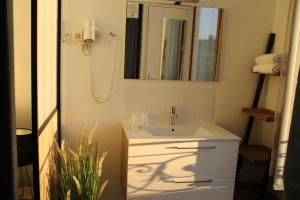 卡斯特尔里维拉酒店的一间带水槽和镜子的浴室