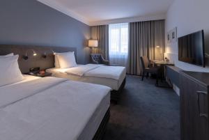 明登明登林佳特酒店 的酒店客房设有两张床和电视。