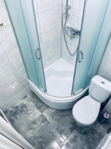 比亚韦斯托克2Lustra的带淋浴和白色卫生间的浴室