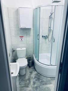 比亚韦斯托克2Lustra的浴室配有卫生间、淋浴和盥洗盆。