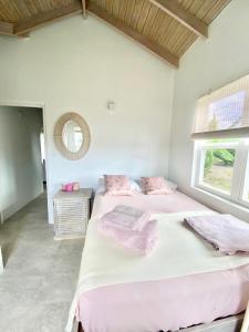 All SaintsModern 3Bed House in the heart of Swetes village的带窗户的客房内的两张床