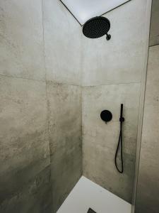 博茨科沃Apartamenty Boszkowo Lake Harbor的带淋浴喷头的浴室