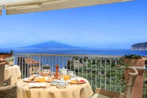 索伦托卡波迪蒙特大酒店的一张带食物的桌子,享有海景