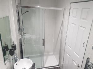 吉夫诺克Saphire Glasgow Apartments的带淋浴和盥洗盆的浴室