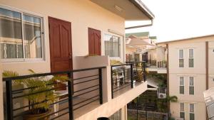 芭堤雅市中心Bluebird Inn Pattaya的阳台设有棕色门和盆栽植物