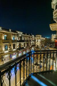 巴库Targovu Nizami Street 4 room的晚间从阳台可欣赏到建筑的景色