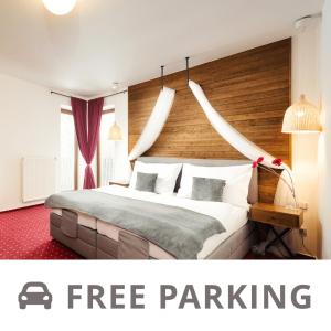 布尔诺萨瑞格哈姆酒店的酒店客房设有一张大床,并带有免费停车标志