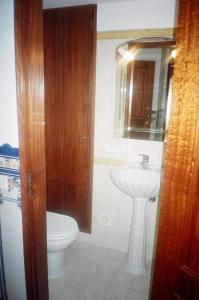 塔维拉River House T2 Tavira Santa Luzia的一间带水槽、卫生间和镜子的浴室
