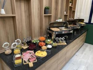 莫斯科伏尔加公寓酒店的包含多种不同食物的自助餐