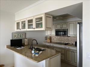 博卡格兰德Sea Oats 312 Condominium Condo的厨房配有白色橱柜和水槽