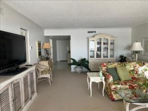 博卡格兰德Sea Oats 312 Condominium Condo的带沙发和平面电视的客厅
