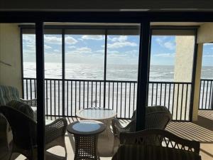 博卡格兰德Sea Oats 312 Condominium Condo的一个带桌椅的海景阳台