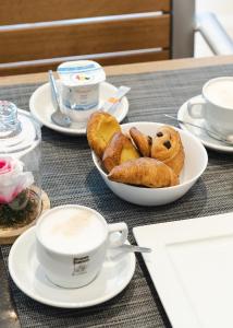 布鲁塞尔尚博尔酒店的一张桌子,上面放着一盘糕点和一杯咖啡