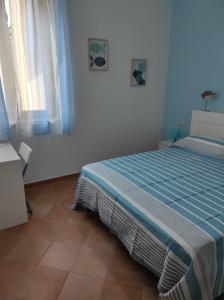 法维尼亚纳Kalea Casa Vacanze的一间白色客房内的床铺卧室