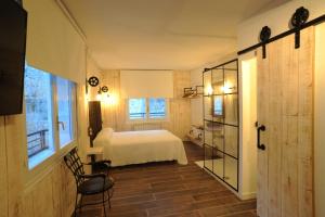 阿尔内迪略Lombera Apartamentos的卧室配有白色的床和窗户。