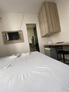 巴西利亚Hotel Premier的带厨房的客房内一张大白色的床