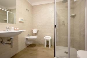 比比翁Hotel Montreal的带淋浴、盥洗盆和卫生间的浴室