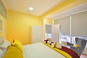 布拉加RH Charming Apartment Liberdade II的一间卧室拥有黄色的墙壁,床上配有黄色的枕头