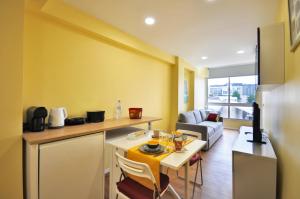 布拉加RH Charming Apartment Liberdade II的厨房以及带桌子和沙发的客厅。