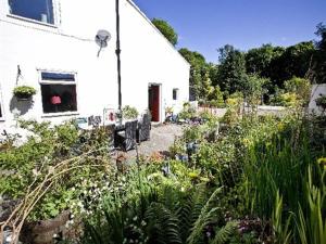 Lanchester兰彻斯特老邮局住宿加早餐旅馆的白色建筑前的花园