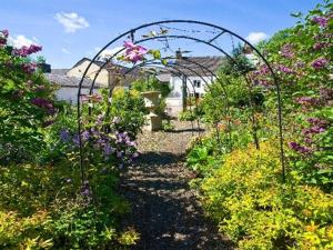 Lanchester兰彻斯特老邮局住宿加早餐旅馆的花丛和拱门的花园