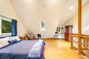 Indian BeachCamano Writer's Cottage的一间卧室配有一张床,铺有木地板