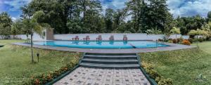 马特莱Lakegala Resort的庭院内带椅子和楼梯的游泳池
