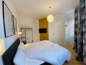 汉堡URBAN STAY Hamburg - Apartments "BACKBORD" & "STEUERBORD"的卧室配有一张白色大床