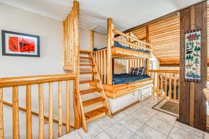 LakeshoreHuntington Lake Condo #98的小屋内的螺旋楼梯,配有双层床