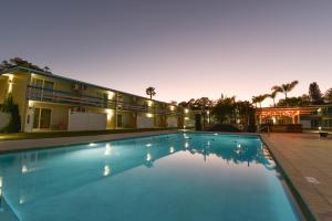 萨拉索塔Golden Host Resort Sarasota的大楼前的大型游泳池