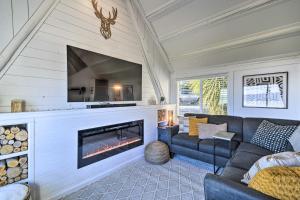 布雷默顿Puget Sound Cabin with Hot Tub and Water Views!的带沙发和壁炉的客厅