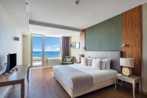 英雄港Angra Marina Hotel的酒店客房设有一张大床和一张书桌。