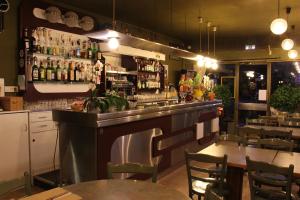 波利尼Les Charmilles的餐厅内的酒吧配有桌椅