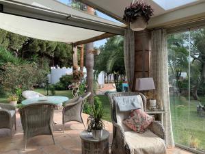 奇克拉纳－德拉弗龙特拉Finca Filpi的庭院配有遮阳伞和桌椅。
