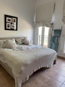 迪拜Cherrywood House的卧室配有白色的床和窗户。