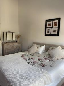 迪拜Cherrywood House的一间卧室配有一张带梳妆台和镜子的床