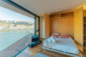 加亚新城LUXURY VIEWS by YoursPorto的一间卧室设有一张床和一个大窗户