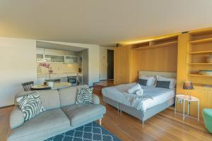 加亚新城LUXURY VIEWS by YoursPorto的客厅配有床和沙发