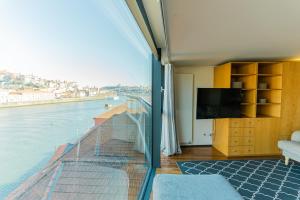 加亚新城LUXURY VIEWS by YoursPorto的客房设有一个享有水景的阳台。