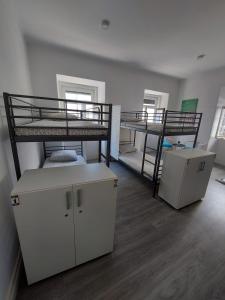 波尔蒂芒阿罗哈青旅的客房设有两张双层床和一张书桌。