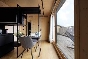 维也纳numa l Wood Rooms & Apartments的客房设有书桌和阳台。