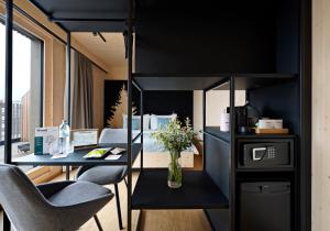 维也纳numa l Wood Rooms & Apartments的客房设有桌椅和鲜花桌