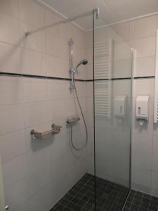 卡兰茨奥赫霍恩酒店的浴室里设有玻璃门淋浴