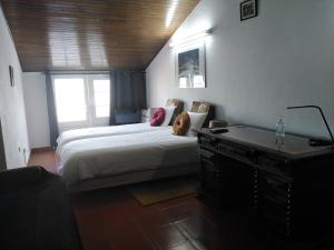 新文达什MIX inn的一间卧室配有一张床、一张书桌和一个窗户。
