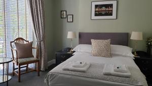 布莱顿霍夫施塔林斯旅馆的一间卧室配有一张床,上面有两条毛巾