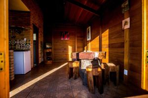 康塞高伊比蒂波卡Chalés Belo Vale - Ibitipoca的小屋内带桌子和凳子的房间